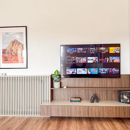 Апартаменты Modern Spacious Mountain View